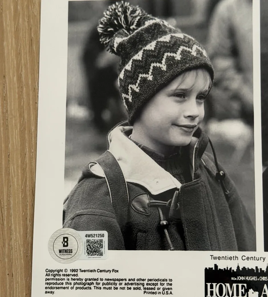 Macaulay Culkin — MACAULAY CULKIN SIGNED HOME ALONE 8X10 PHOTO BECKETT BAS 2, image 2