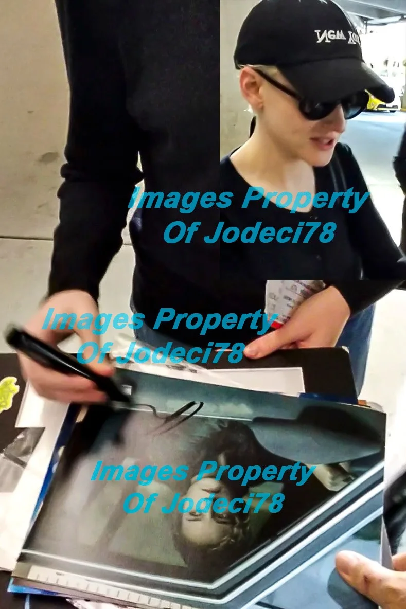 Julia Garner — Julia Garner Signed Autographed OZARK 8x10 Photo EXACT Proof JSA D Weapons, image 3