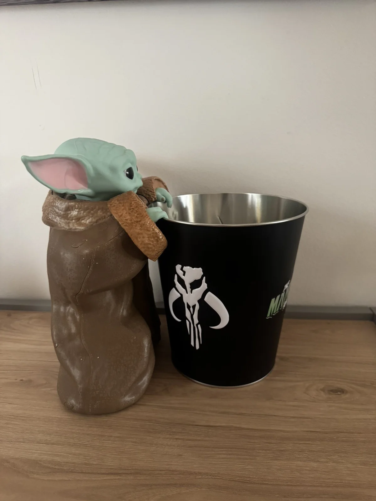 The Mandalorian and Grogu Odeon Popcorn Bucket & Helmet Combination, image 4