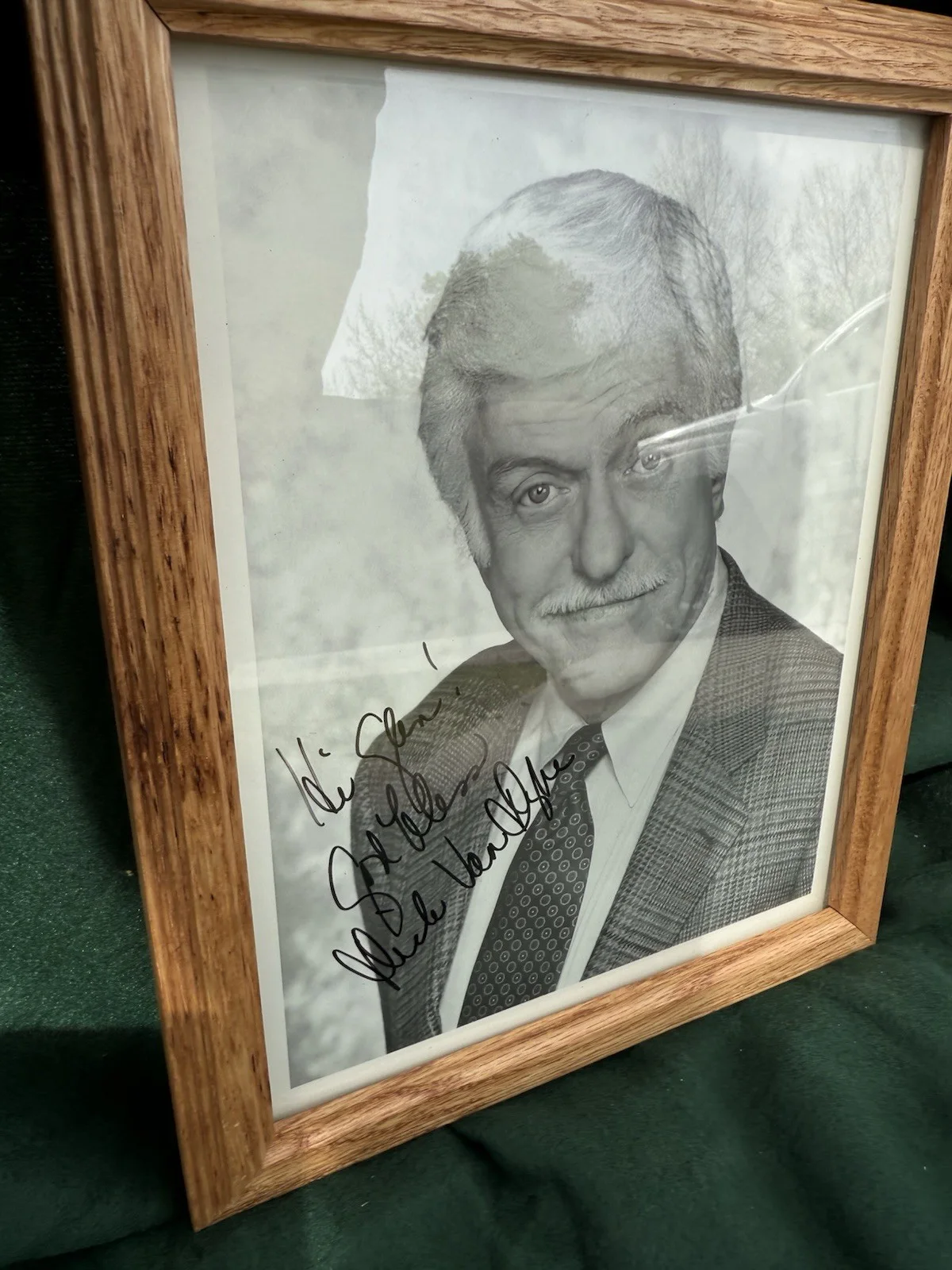 Dick Van Dyke Signed 8x10 Photo - Wood Frame Framed Diagnosis: Murder ? Hi Glen, image 2