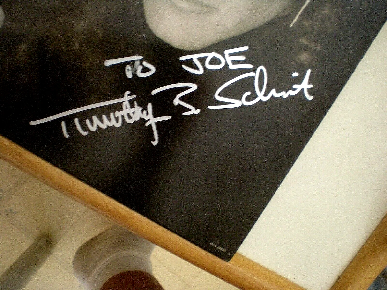 TIMOTHY B. SCHMIDT SIGNED ALBUM W/ VINYL- EAGLES - HOTEL CALIFORNIA RR AUCTION, изображение 2