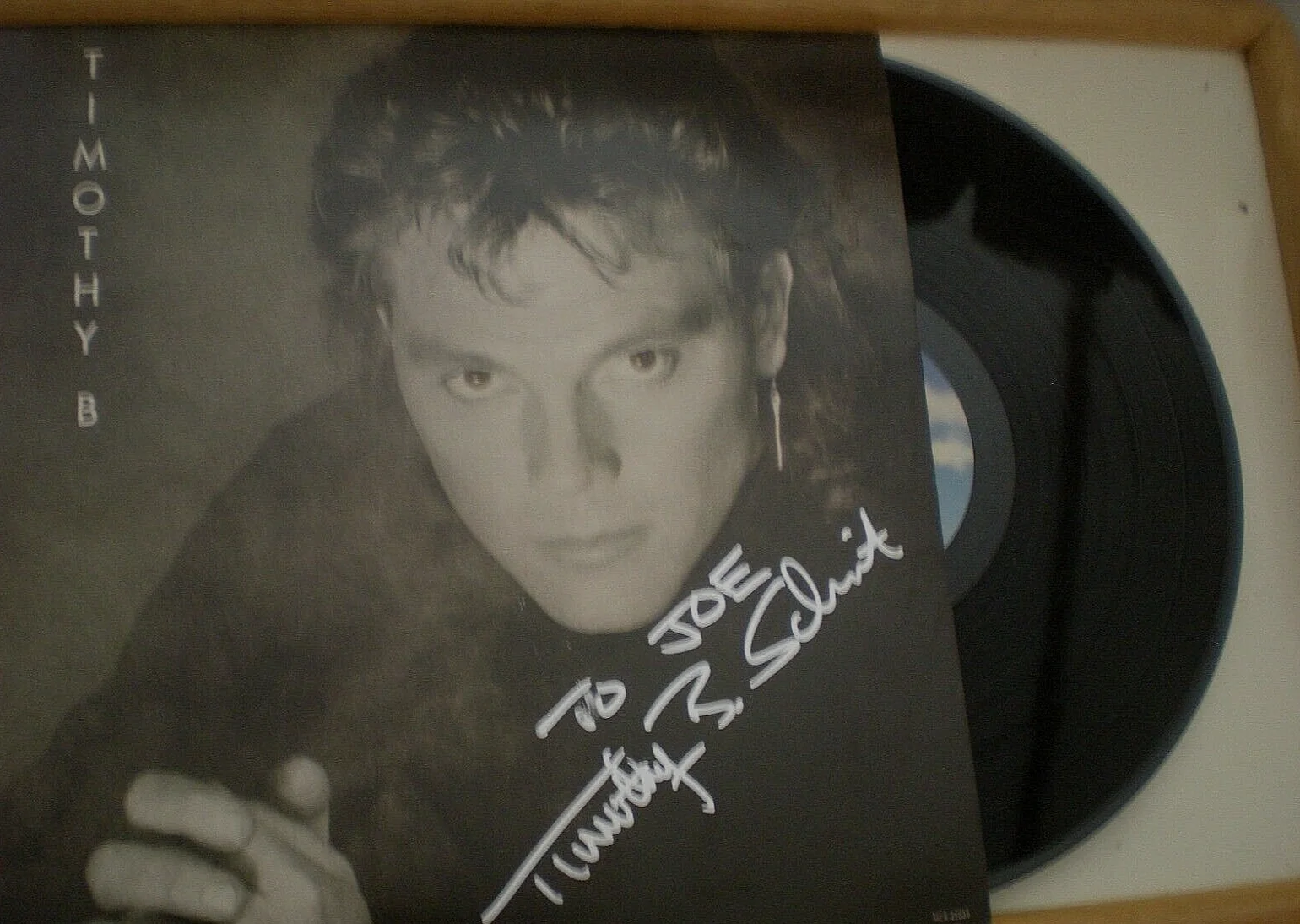 TIMOTHY B. SCHMIDT SIGNED ALBUM W/ VINYL- EAGLES - HOTEL CALIFORNIA RR AUCTION, изображение 3