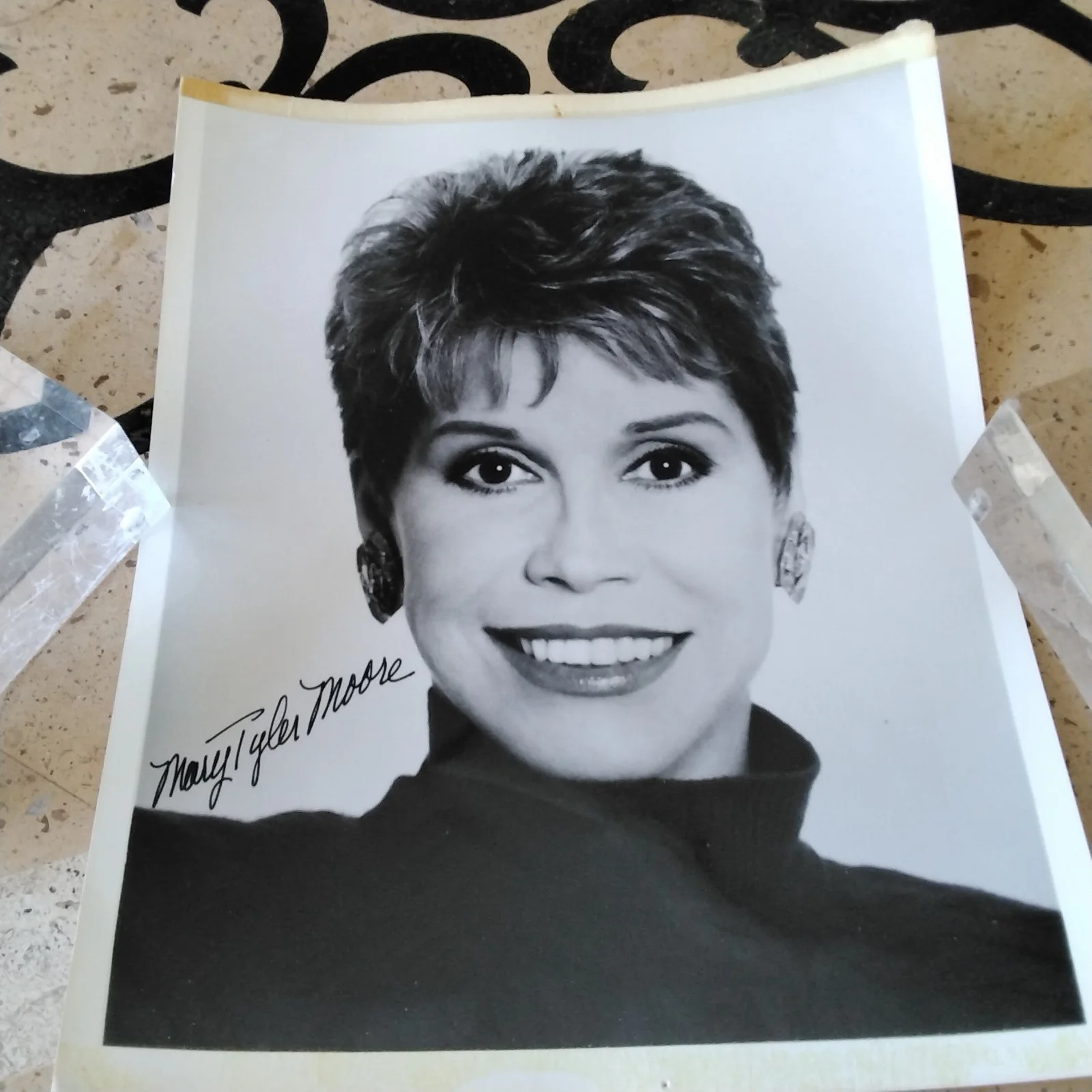 Mary Tyler Moore SIGNED Photo 70s TV Movie Actress Modern Millie Dick Van Dyke, изображение 2