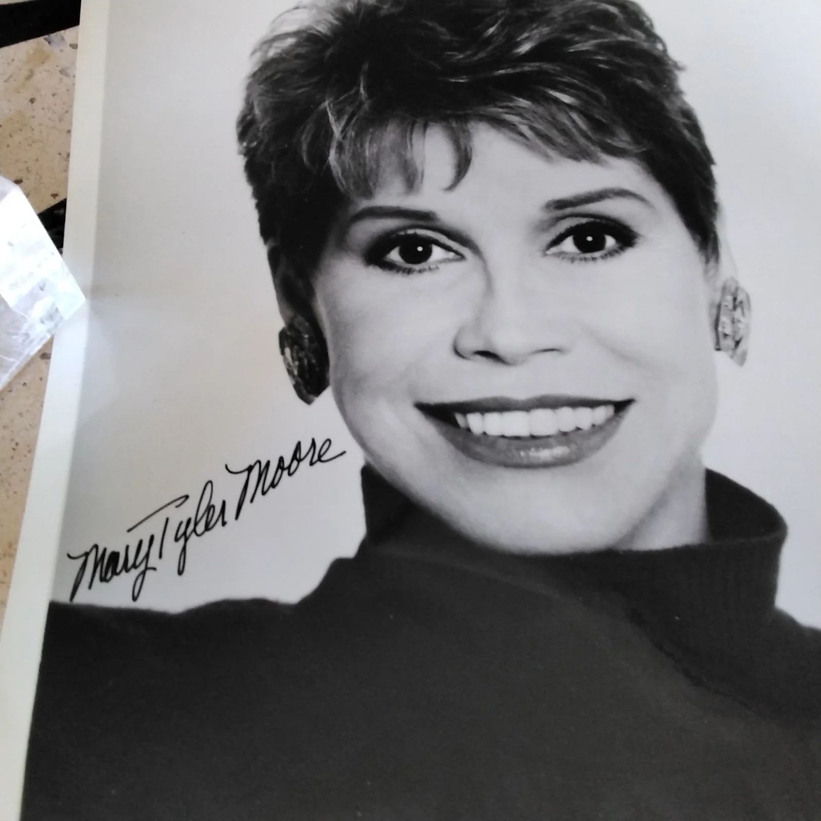 Mary Tyler Moore SIGNED Photo 70s TV Movie Actress Modern Millie Dick Van Dyke, изображение 3