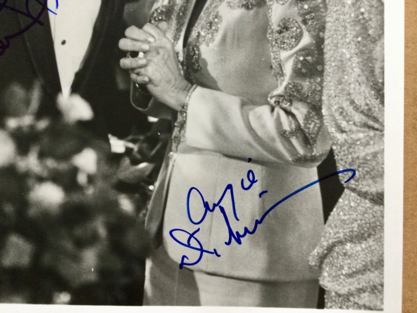 Robert Stack, Angie Dickinson — Robert Stack (1919-2003) & Angie Dickinson Signed Autographed 7X9 GLOSSY PHOTO, image 4
