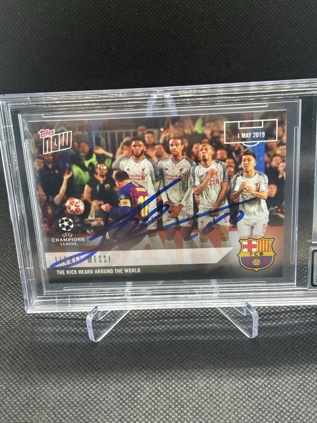 LIONEL MESSI — LIONEL MESSI SIGNED 2018-19 TOPPS NOW UCL CARD AUTO 10 BECKETT, изображение 2