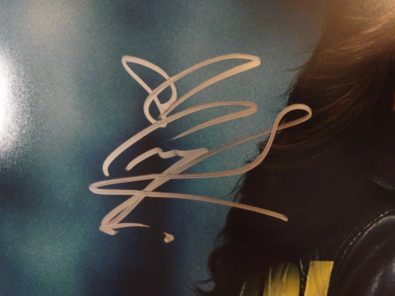 Priyanka Chopra Jonas — Signed Priyanka Chopra Jonas Autographed Quantico 12"x18" Photo Beckett BAS COA, image 4