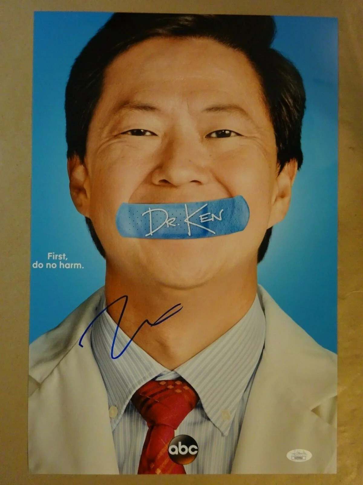 Ken Jeong — Signed KEN JEONG Autographed Dr. Ken ABC 12"x18" Photo JSA COA, изображение 2