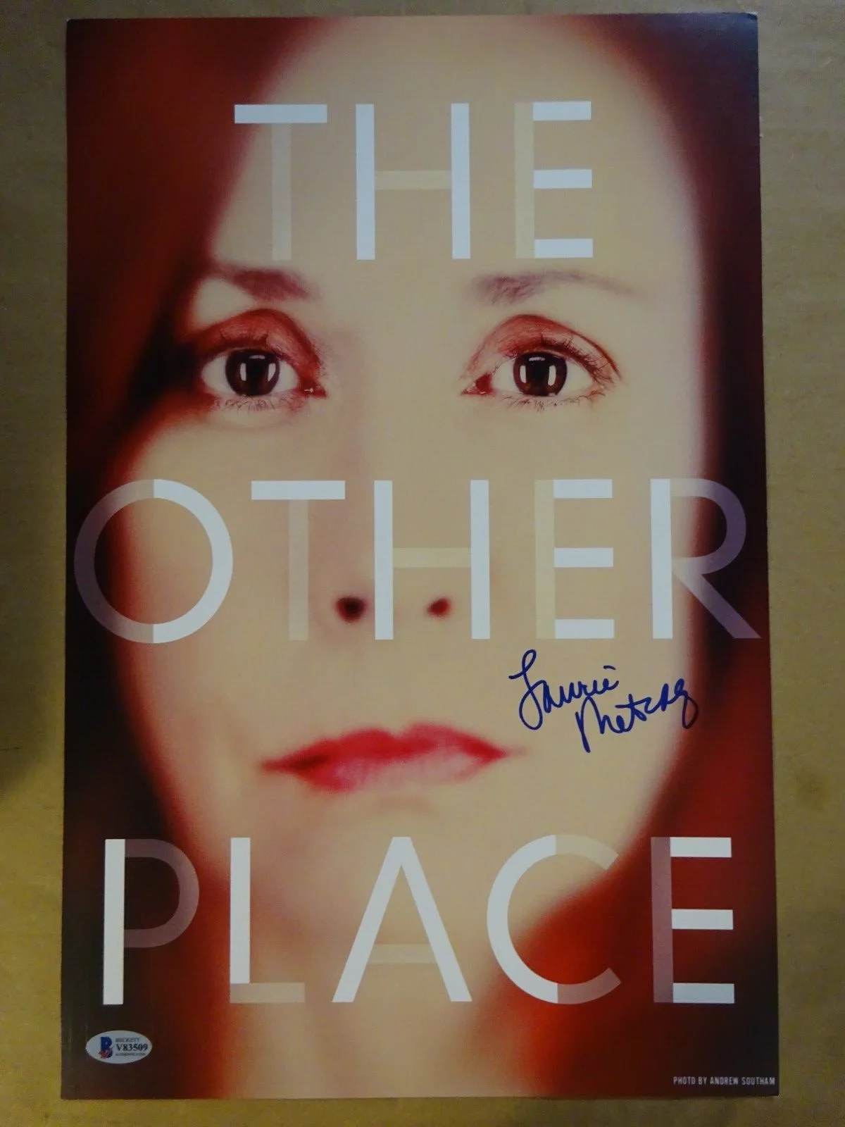 Laurie Metcalf — Autographed Laurie Metcalf Signed 11"x17" The Other Place Photo Beckett COA, изображение 2