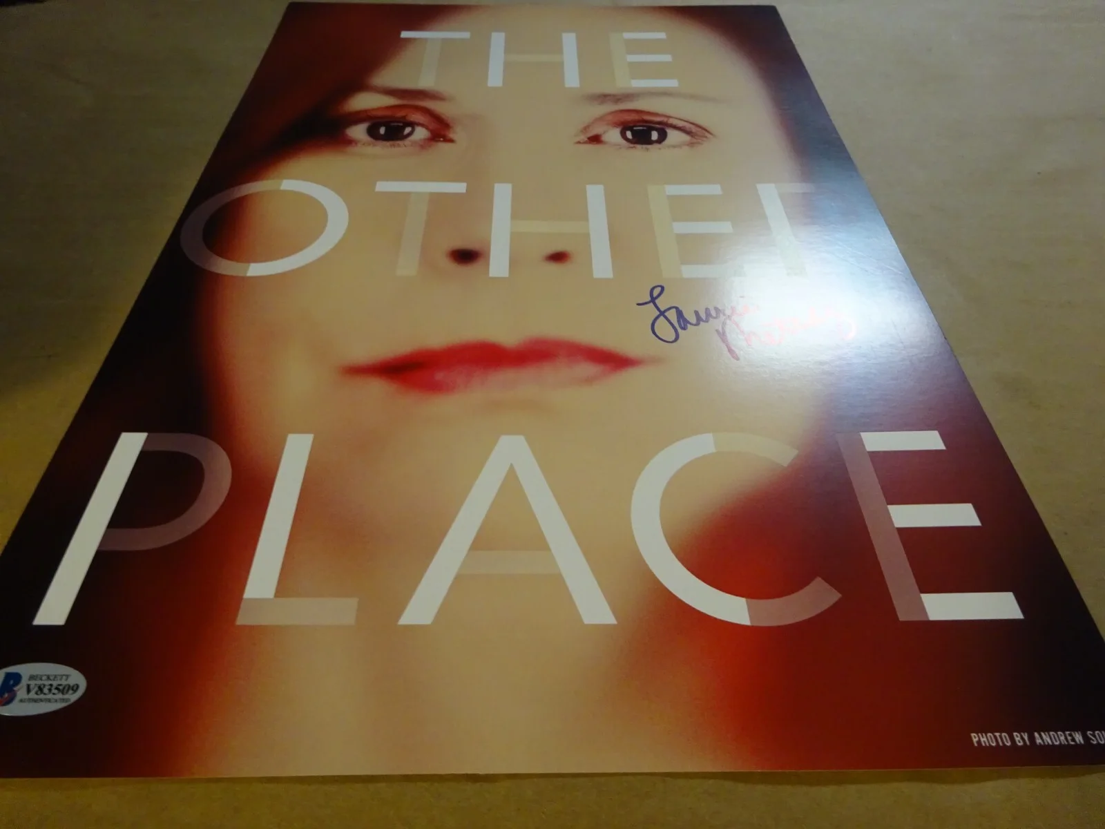 Laurie Metcalf — Autographed Laurie Metcalf Signed 11"x17" The Other Place Photo Beckett COA, изображение 3