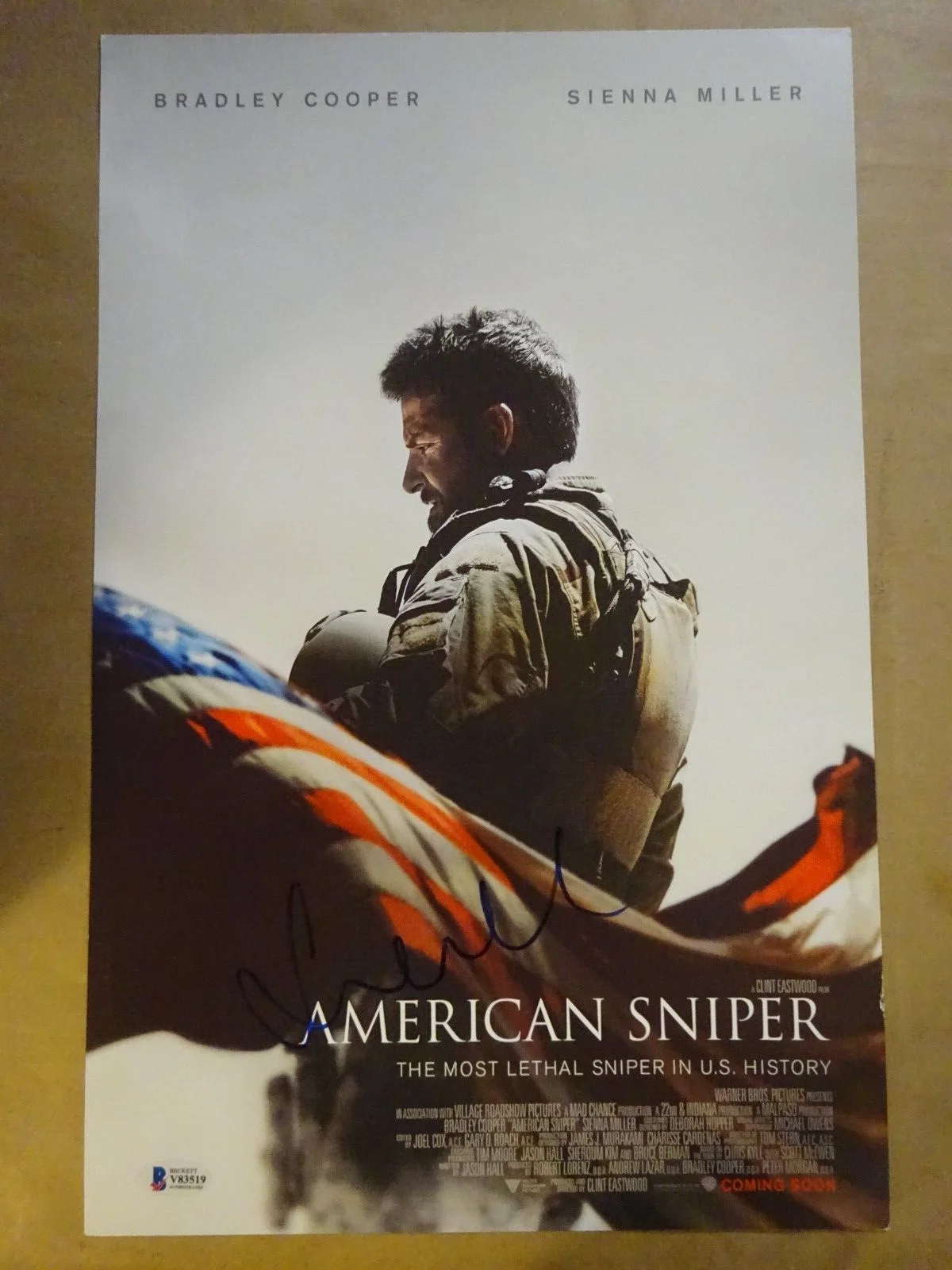 Sienna Miller — Signed Sienna Miller Autographed American Sniper Photo 11"x17" Beckett BAS COA, изображение 2