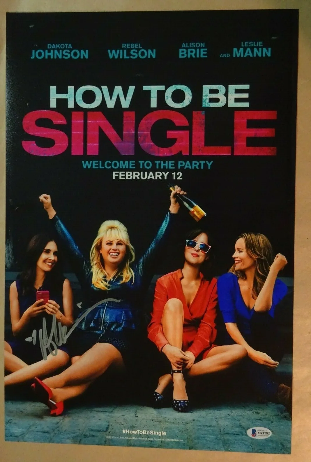 Alison Brie — Signed ALISON BRIE Autographed HOW TO BE SINGLE 12"x18" Photo BECKETT BAS COA, изображение 2