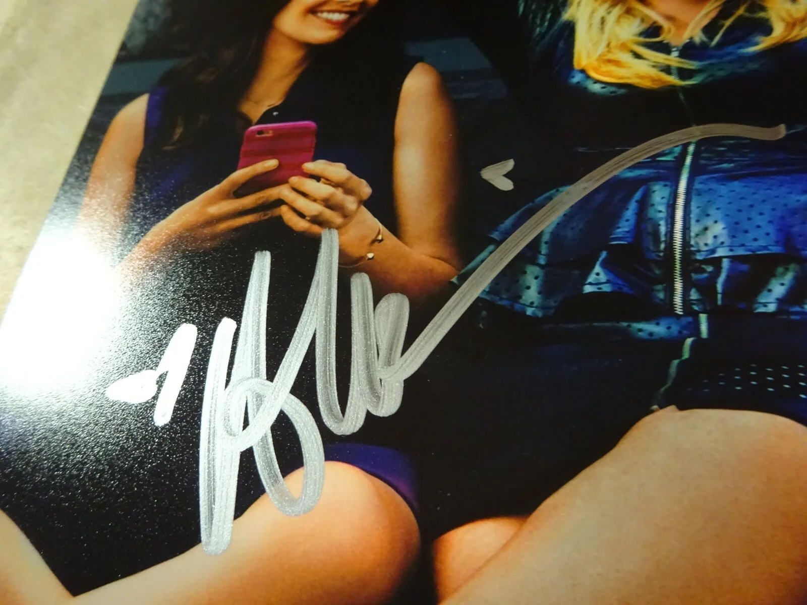 Alison Brie — Signed ALISON BRIE Autographed HOW TO BE SINGLE 12"x18" Photo BECKETT BAS COA, изображение 5