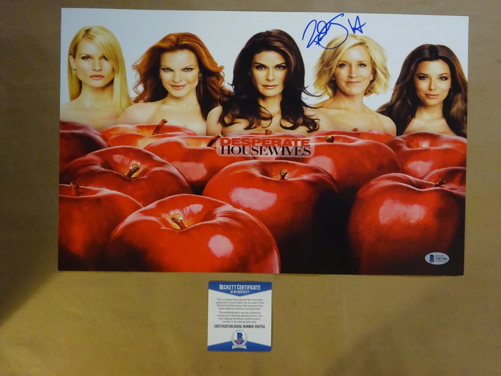 Felicity Huffman — Signed Felicity Huffman Autographed Desperate Housewives Photo 11x17 Beckett COA