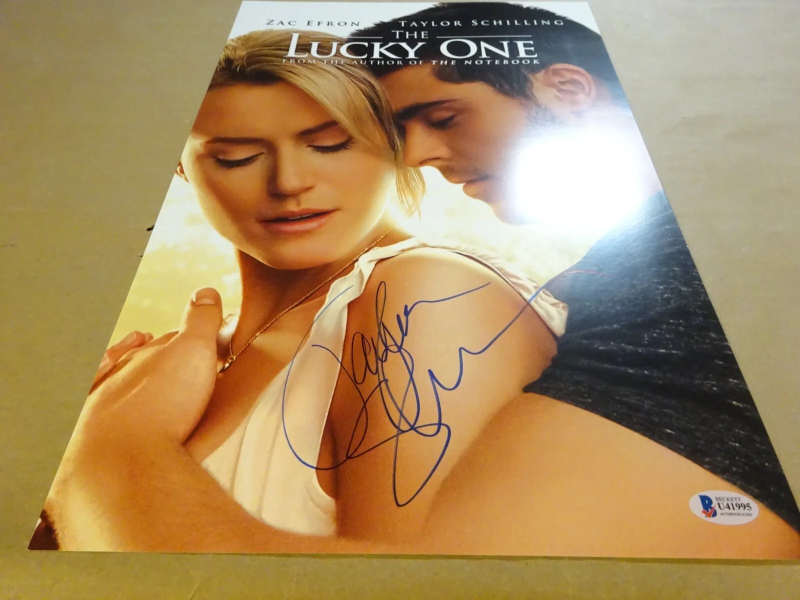 Taylor Schilling — Signed Taylor Schilling Autographed The Lucky One 11x17 Photo Beckett BAS COA, изображение 3