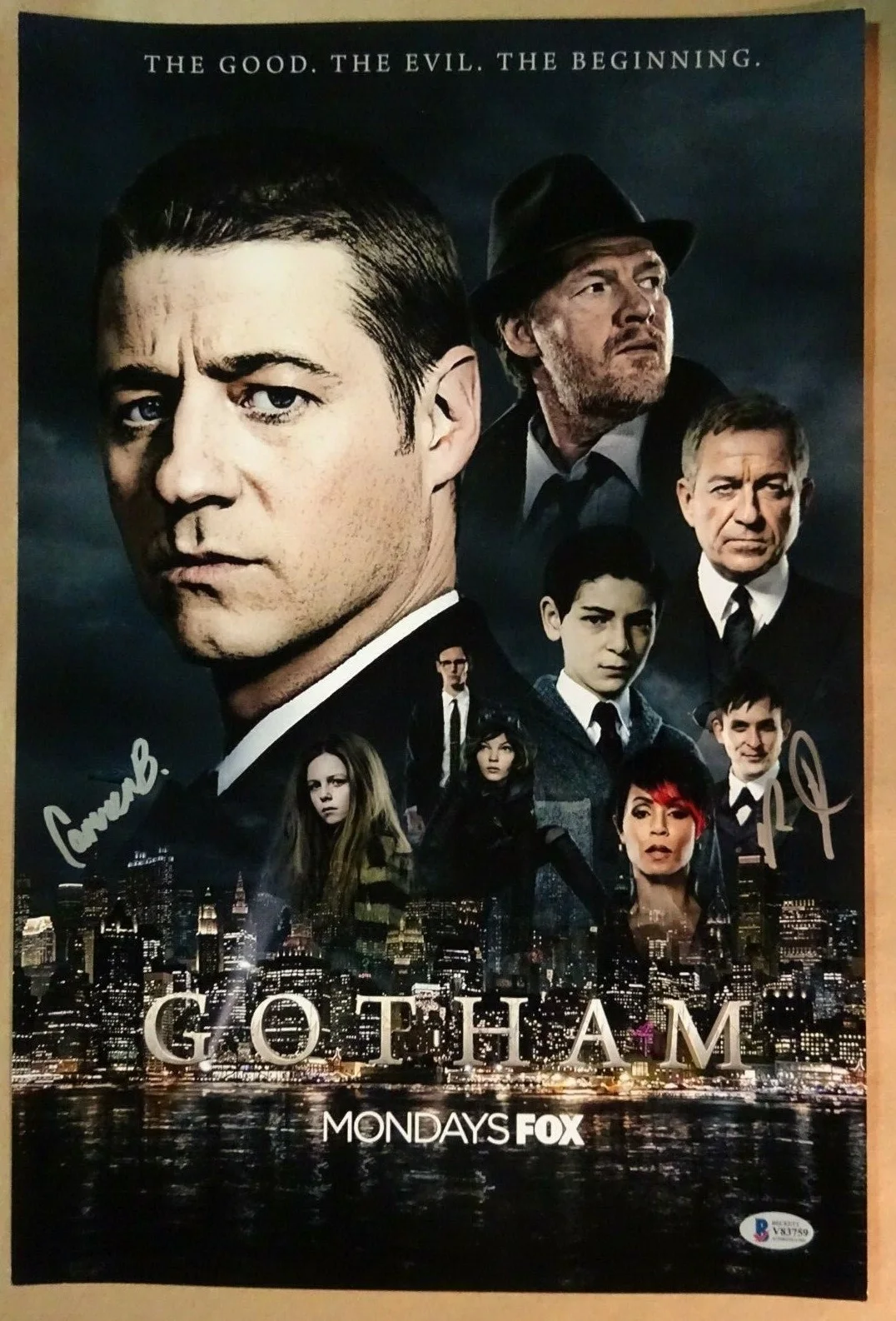 Camren Bicondova, Robin Lord Taylor — Signed Camren Bicondova Robin Lord Taylor - GOTHAM 12"x18" Photo BECKETT BAS COA, изображение 2