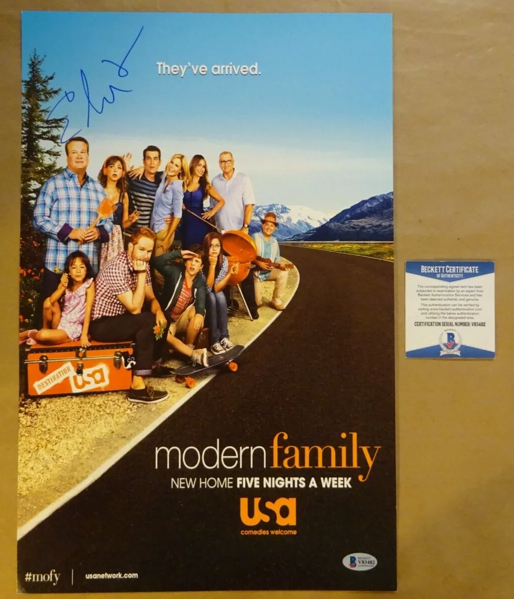Eric Stonestreet — Signed Eric Stonestreet Autographed Modern Family Photo 11"x17" Beckett BAS COA