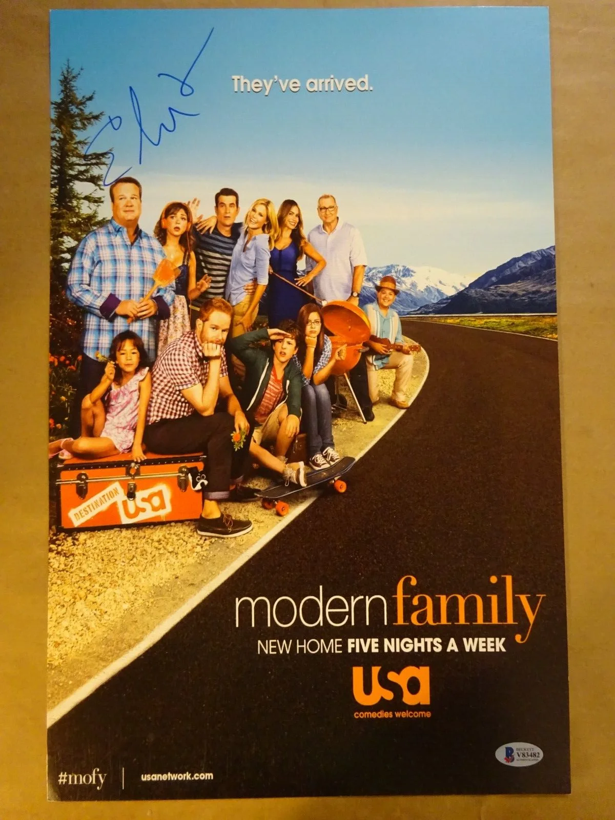 Eric Stonestreet — Signed Eric Stonestreet Autographed Modern Family Photo 11"x17" Beckett BAS COA, image 2
