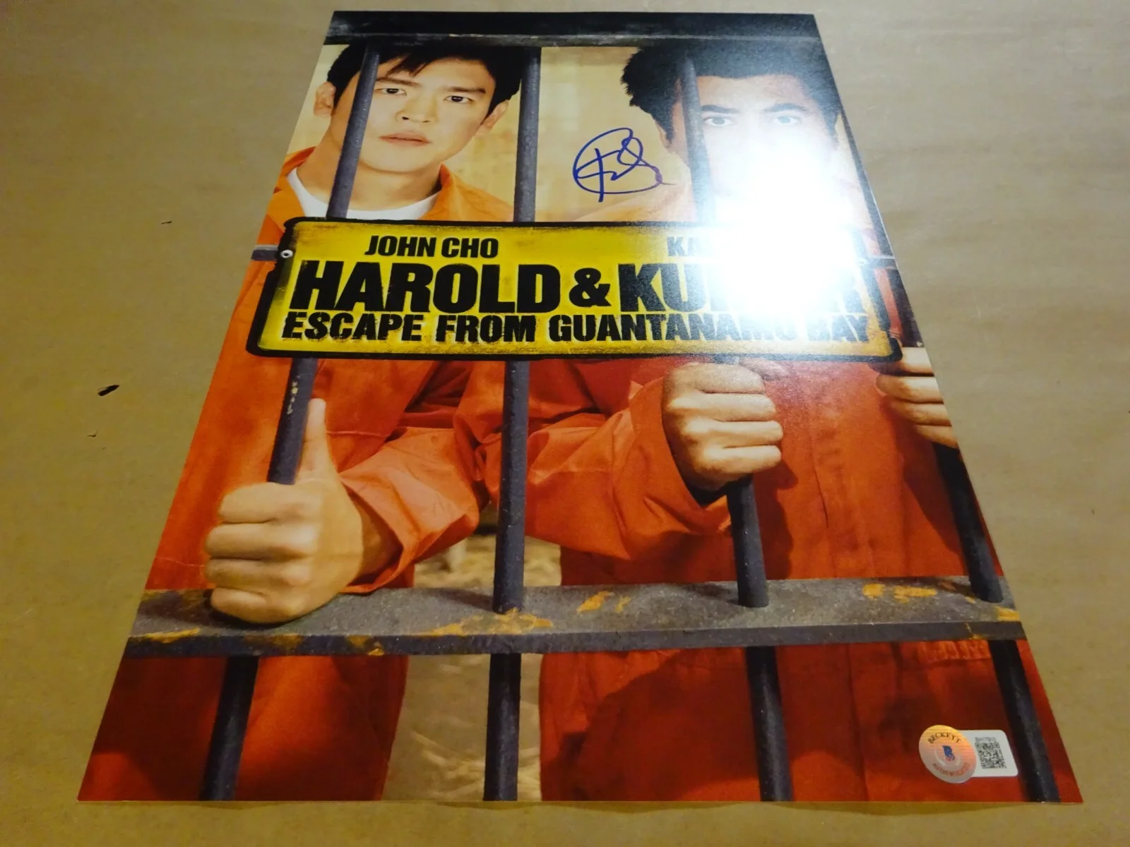 Kal Penn — Signed Kal Penn Autographed 11"x17" Harold & Kumar Guantanamo Bay Photo BAS COA, изображение 2