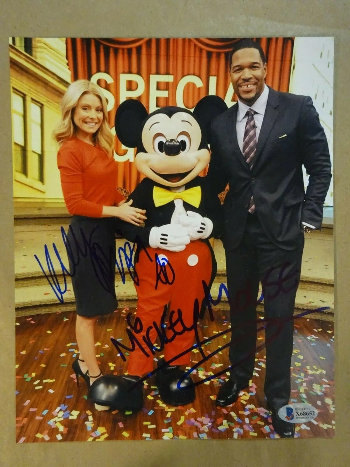 Kelly Ripa — Autographed KELLY RIPA & MICKEY MOUSE Signed 8x10 Photograph BECKETT BAS COA, изображение 2