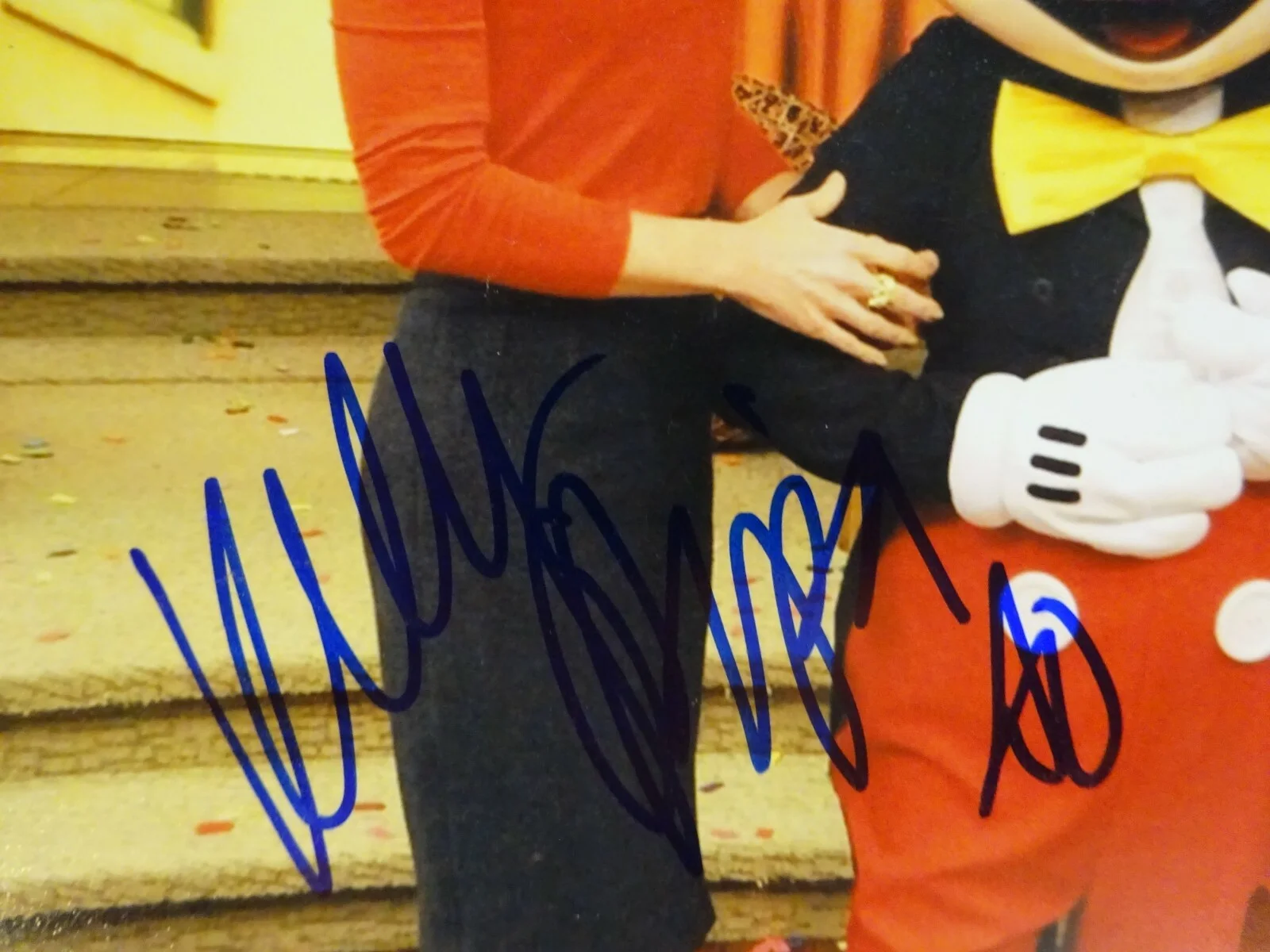 Kelly Ripa — Autographed KELLY RIPA & MICKEY MOUSE Signed 8x10 Photograph BECKETT BAS COA, изображение 3
