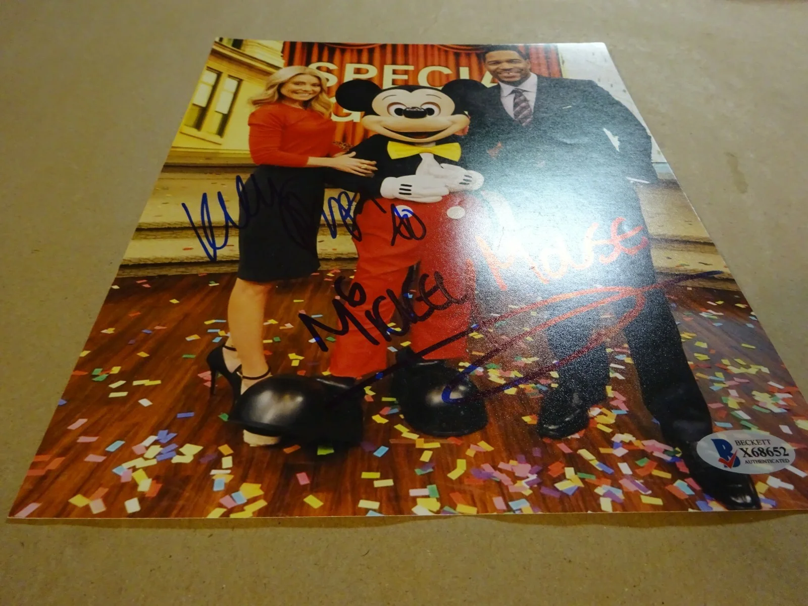 Kelly Ripa — Autographed KELLY RIPA & MICKEY MOUSE Signed 8x10 Photograph BECKETT BAS COA, изображение 5