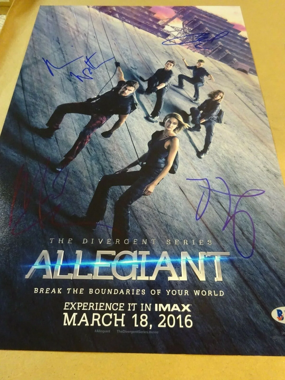 Naomi Watts, Ansel Elgort, Miles Teller, Z Kravitz — Signed ALLEGIANT Autographed By 4 12"x18" Photo Naomi Watts ++ BECKETT COA LOA, изображение 3