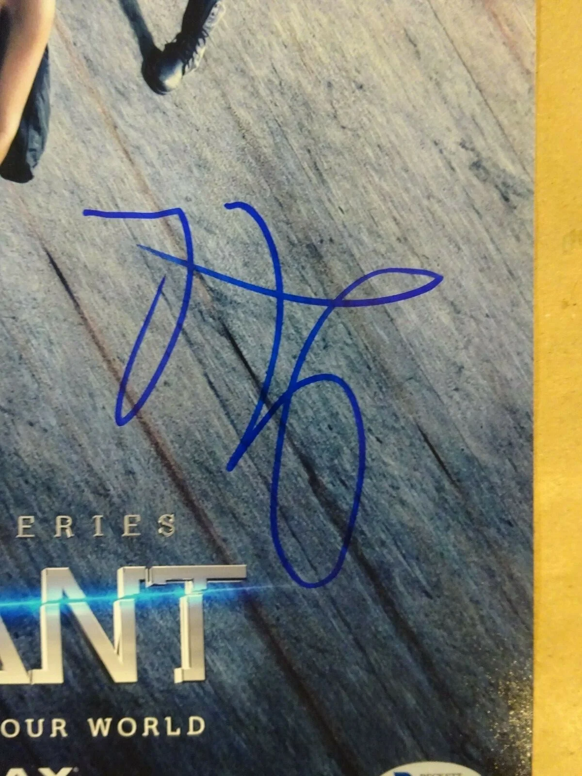 Naomi Watts, Ansel Elgort, Miles Teller, Z Kravitz — Signed ALLEGIANT Autographed By 4 12"x18" Photo Naomi Watts ++ BECKETT COA LOA, изображение 4