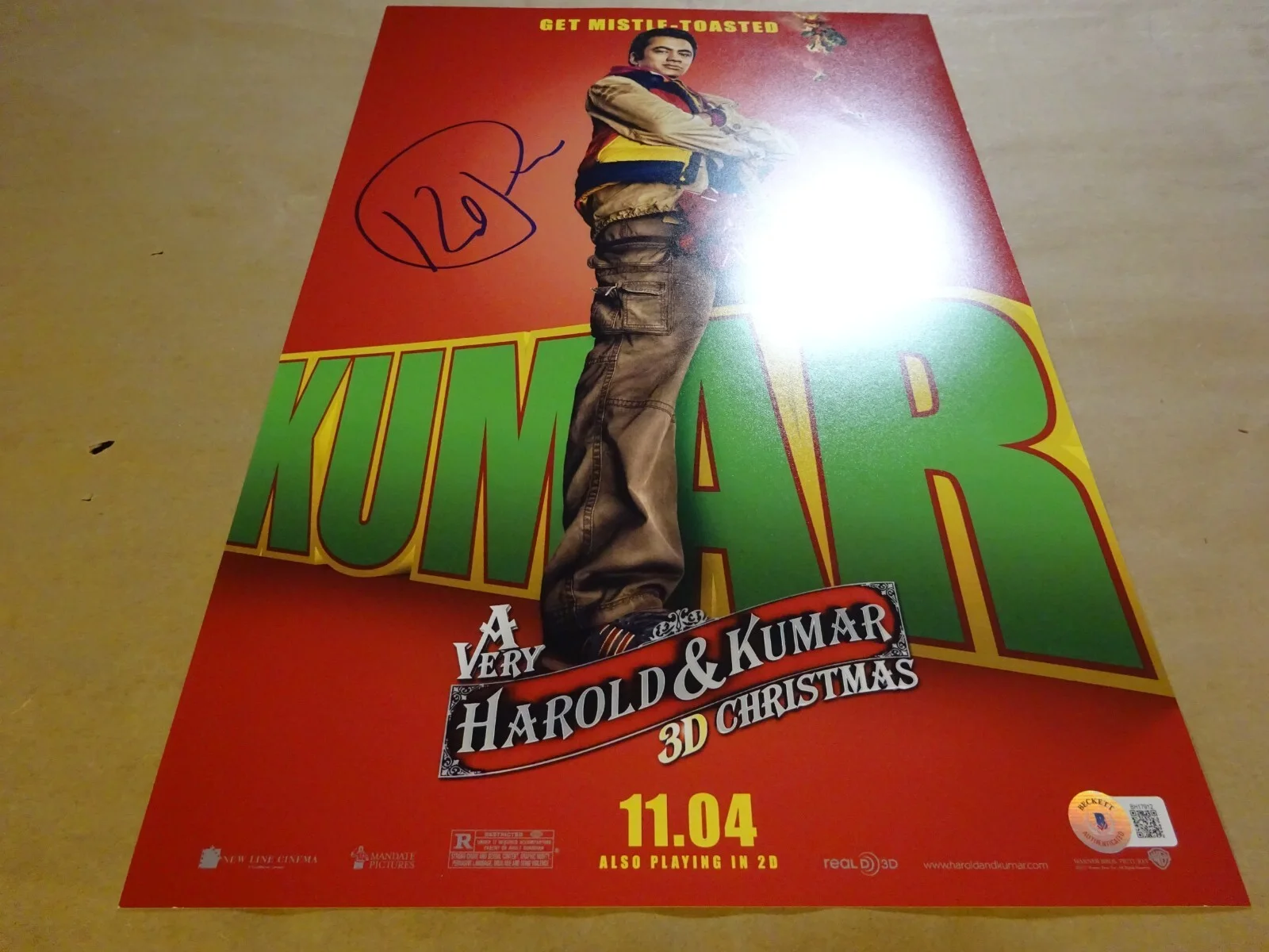 Kal Penn — Signed Kal Penn Autographed 11x17 Very Harold & Kumar 3D Christmas Photo BAS COA, изображение 2