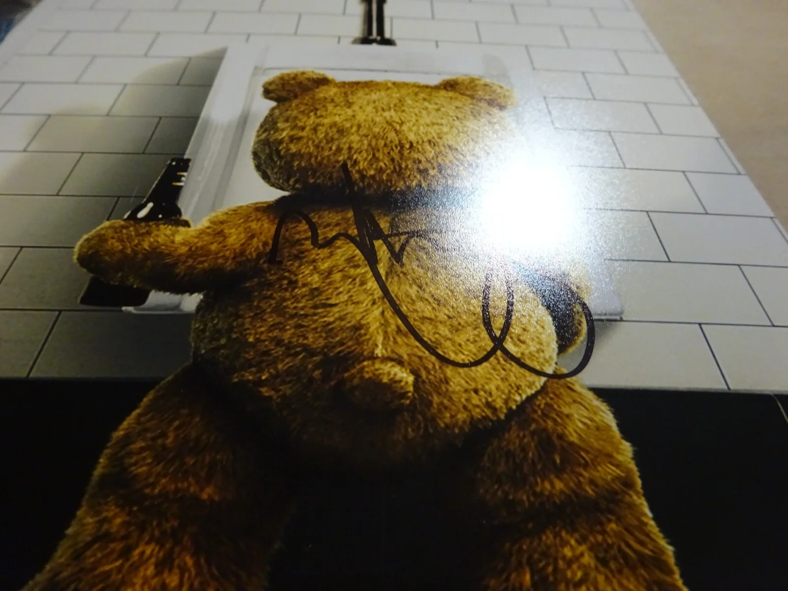 Mark Wahlberg — Signed Mark Wahlberg Autographed 12"X18" Ted Photo Beckett BAS COA, изображение 4