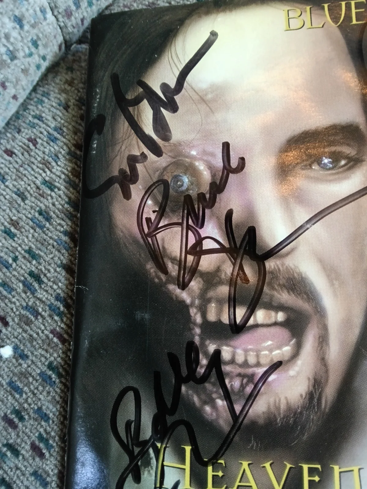 very good condition CD hand signed by the group, image 3