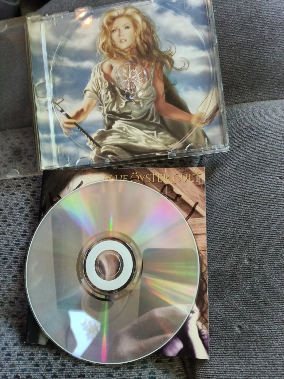very good condition CD hand signed by the group, image 5