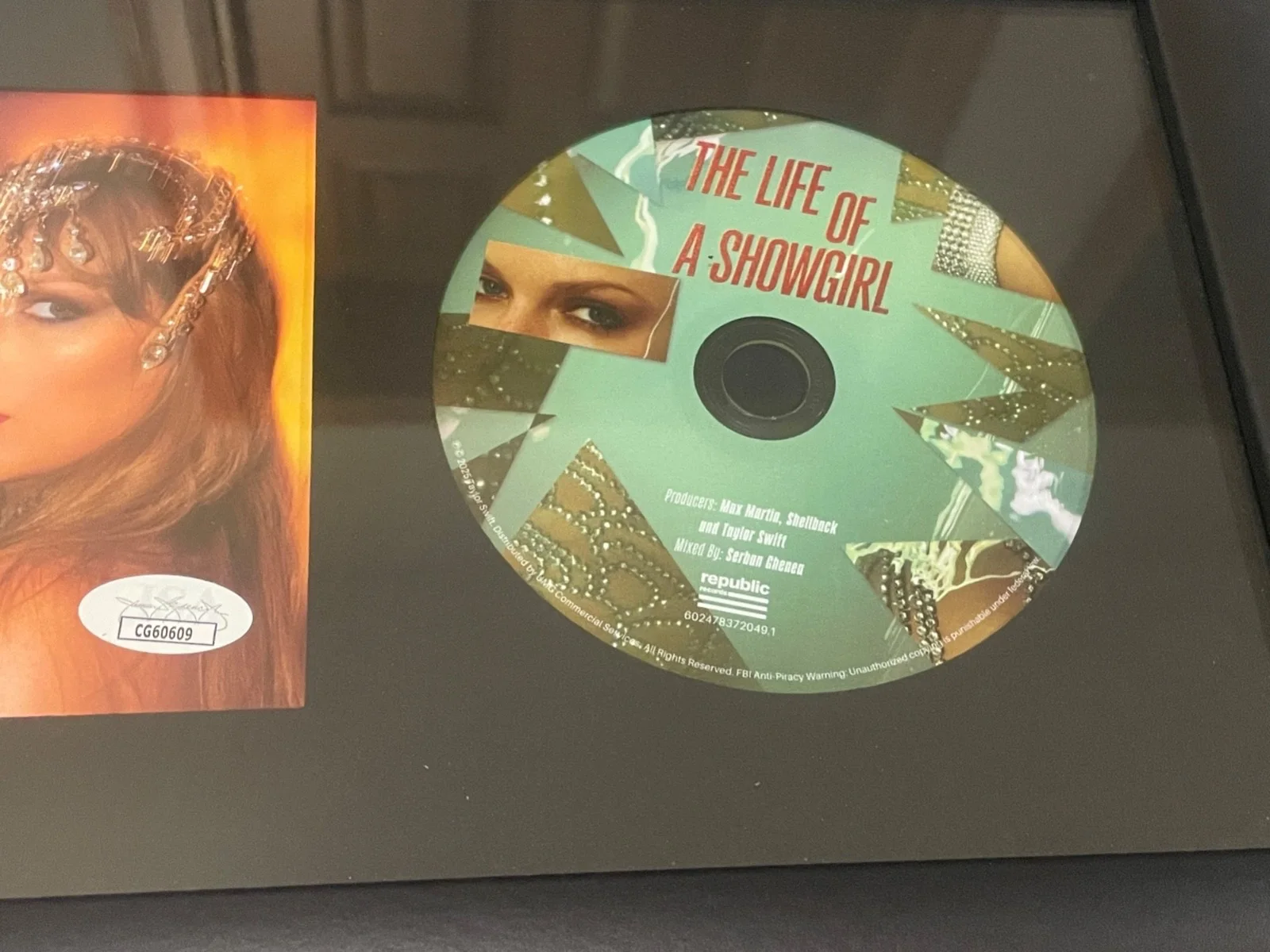Taylor Swift Signed Framed The Life Of A Showgirl CD JSA COA Photo 1, изображение 3