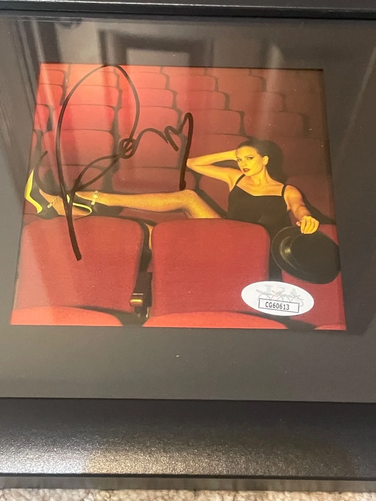 Taylor Swift Signed Framed The Life Of A Showgirl CD JSA COA Photo 4, изображение 2
