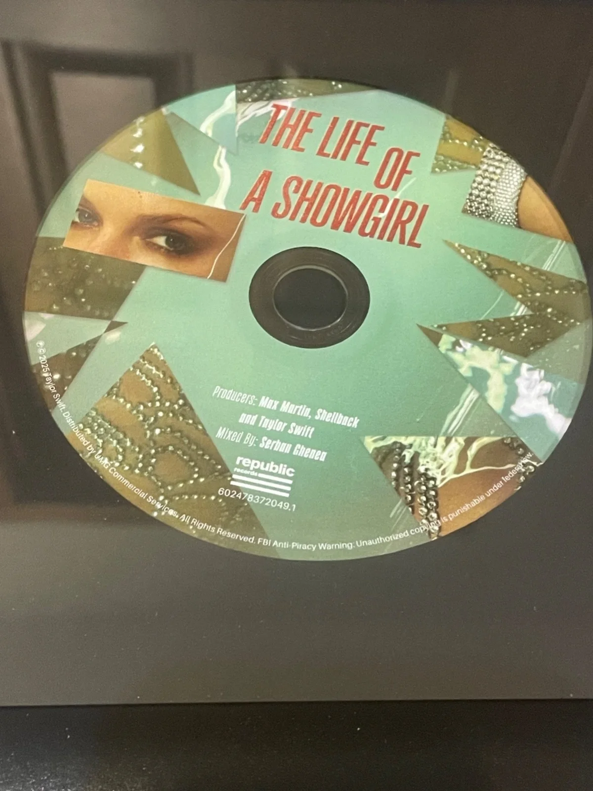 Taylor Swift Signed Framed The Life Of A Showgirl CD JSA COA Photo 4, изображение 3