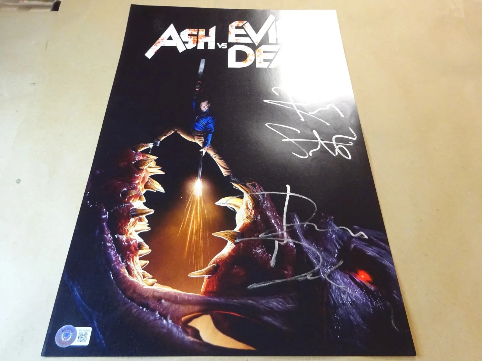 Ray Santiago, Dana DeLorenzo — Signed Ray Santiago & Dana DeLorenzo Ash Vs Evil Dead 11"x17" Photo Beckett COA, изображение 2