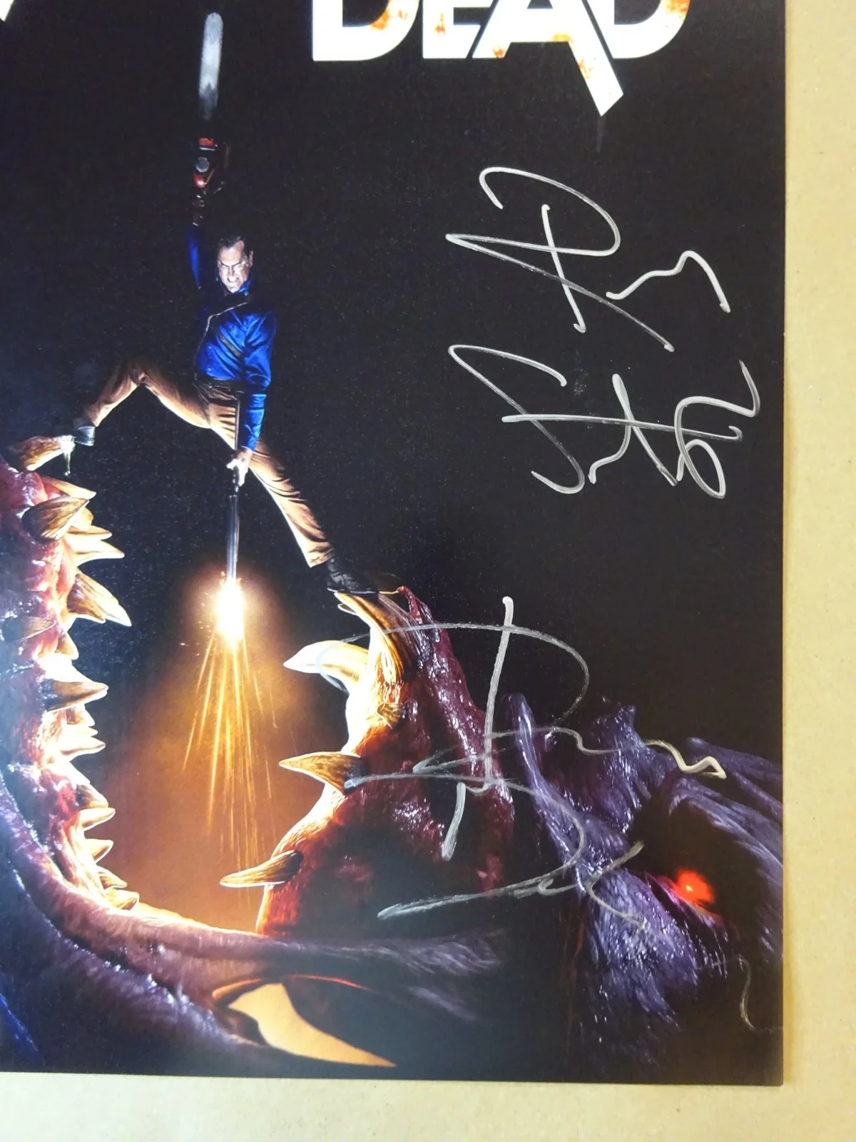 Ray Santiago, Dana DeLorenzo — Signed Ray Santiago & Dana DeLorenzo Ash Vs Evil Dead 11"x17" Photo Beckett COA, изображение 3