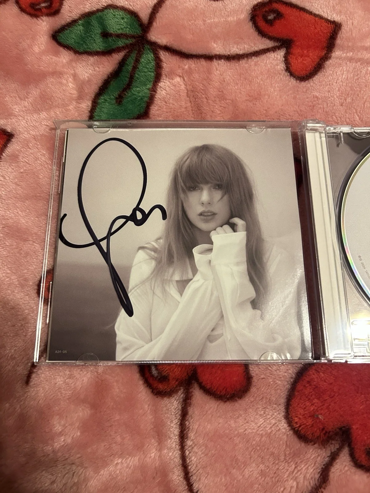Taylor Swift Signed The Tortured Poets Department CD (Two in hand!), изображение 2