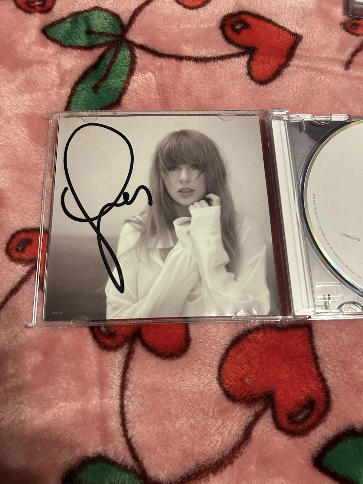 Taylor Swift Signed The Tortured Poets Department CD (Two in hand!), изображение 3