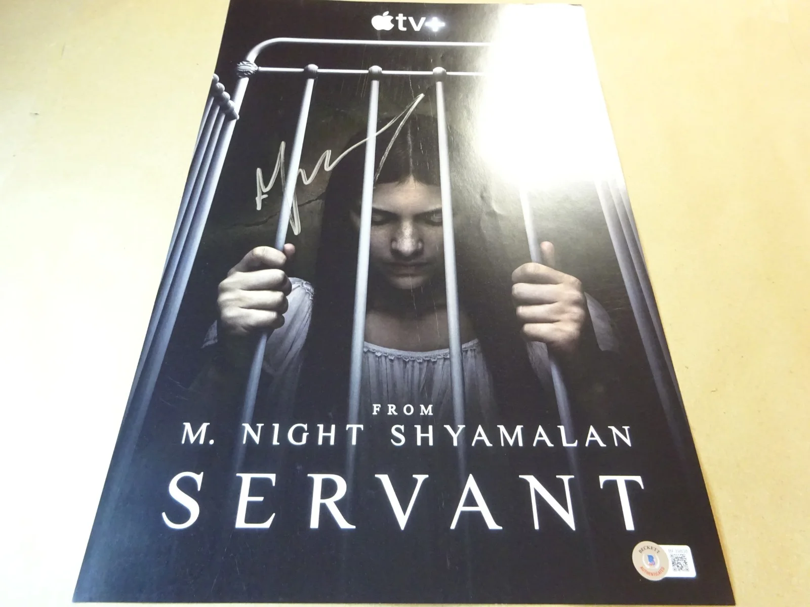 M Night Shyamalan — Signed M Night Shyamalan Autographed Servant 11"x17" Photo Beckett BAS COA, изображение 2