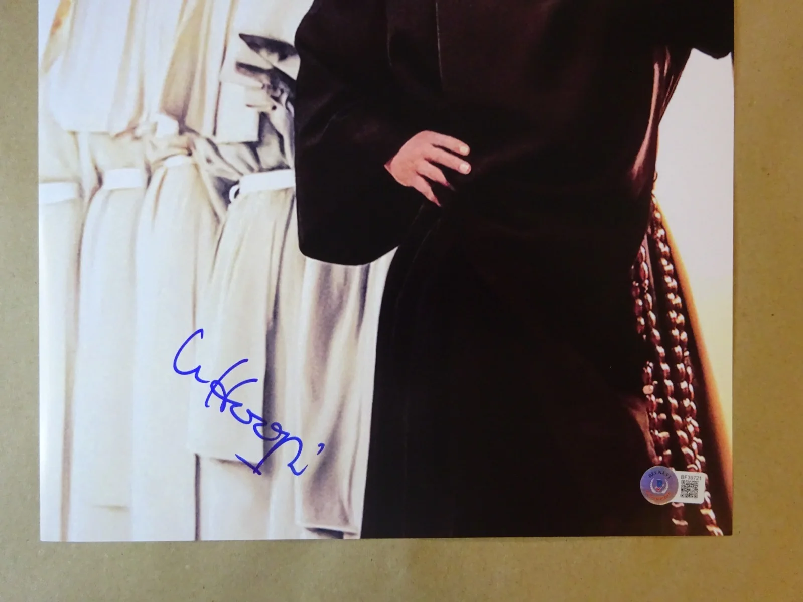Whoopi Goldberg — Signed Whoopi Goldberg Autographed 11"x17" Sister Act Photo Beckett BAS COA, изображение 3