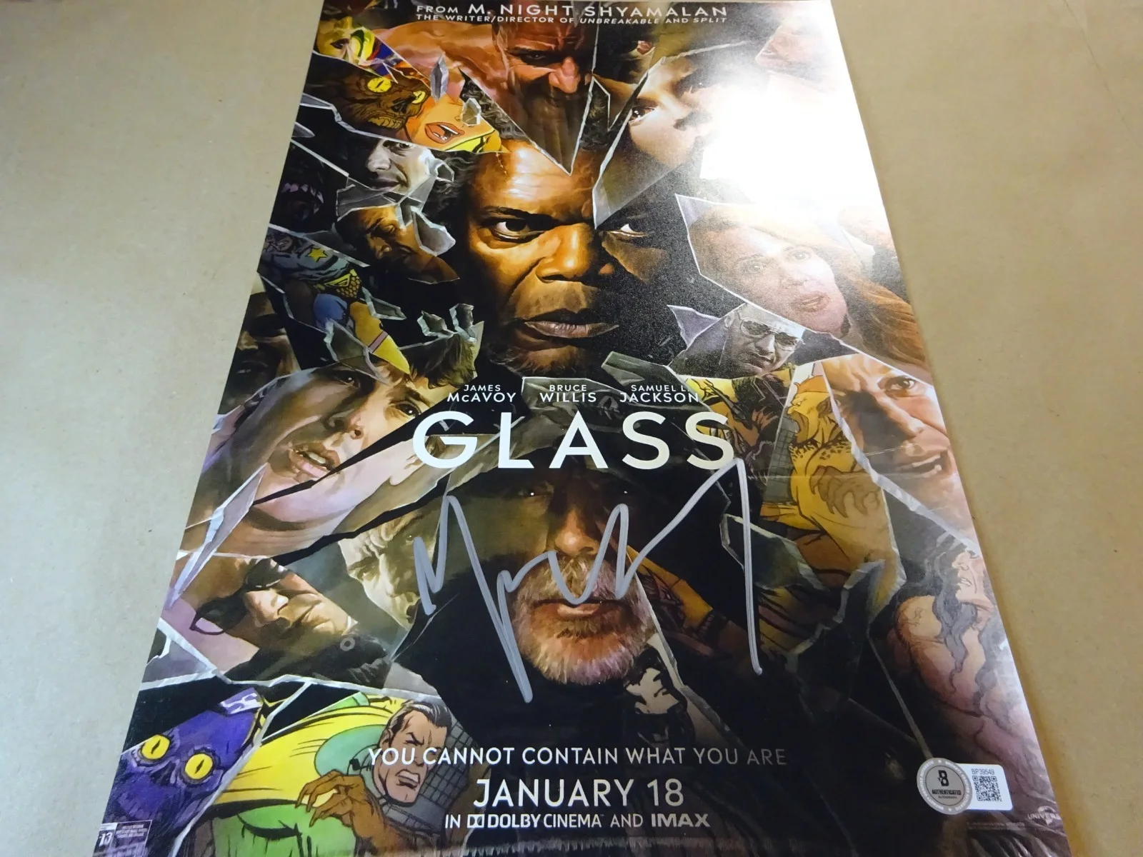 M Night Shyamalan — Signed M Night Shyamalan Autographed Glass 11"x17" Photo Beckett BAS COA, image 2