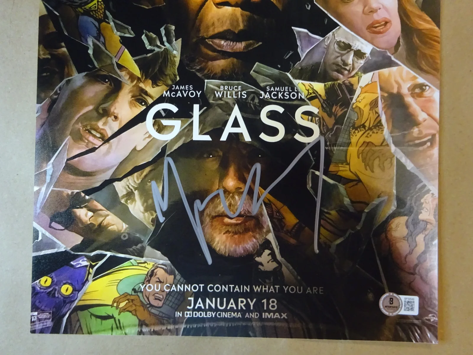 M Night Shyamalan — Signed M Night Shyamalan Autographed Glass 11"x17" Photo Beckett BAS COA, image 3