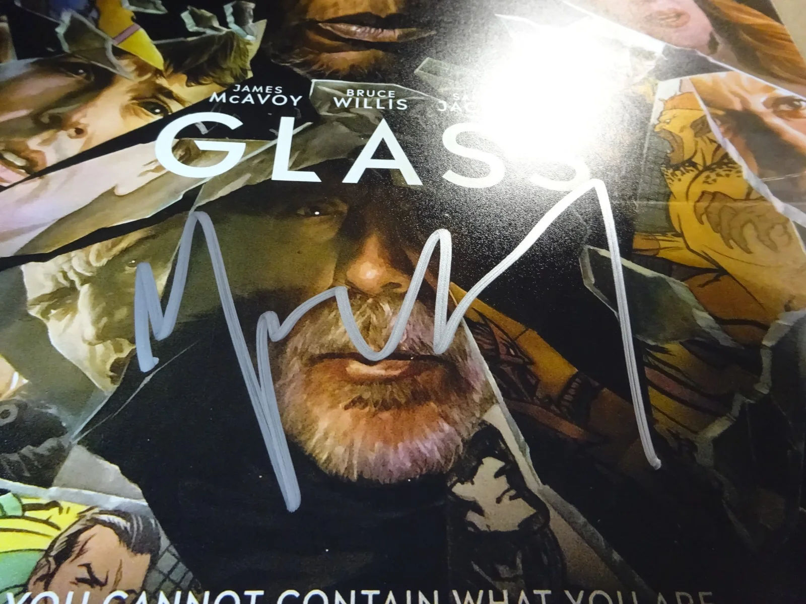 M Night Shyamalan — Signed M Night Shyamalan Autographed Glass 11"x17" Photo Beckett BAS COA, image 4