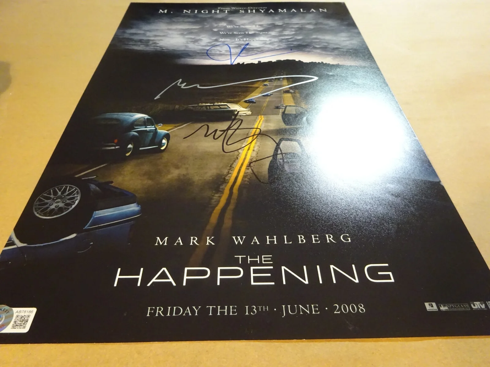 M Night Shyamalan, Mark Wahlberg, John Leguizamo — Signed The Happening 11x17 Photo Autographed by 3 Beckett COA LOA Mark Wahlberg, изображение 3