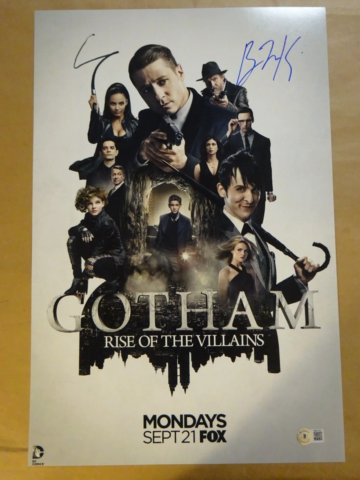 Benjamin McKenzie — Autographed Benjamin McKenzie Signed Gotham 12"x18" Photo Beckett BAS COA, image 2