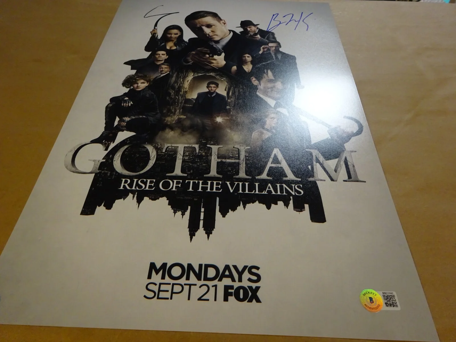 Benjamin McKenzie — Autographed Benjamin McKenzie Signed Gotham 12"x18" Photo Beckett BAS COA, image 3