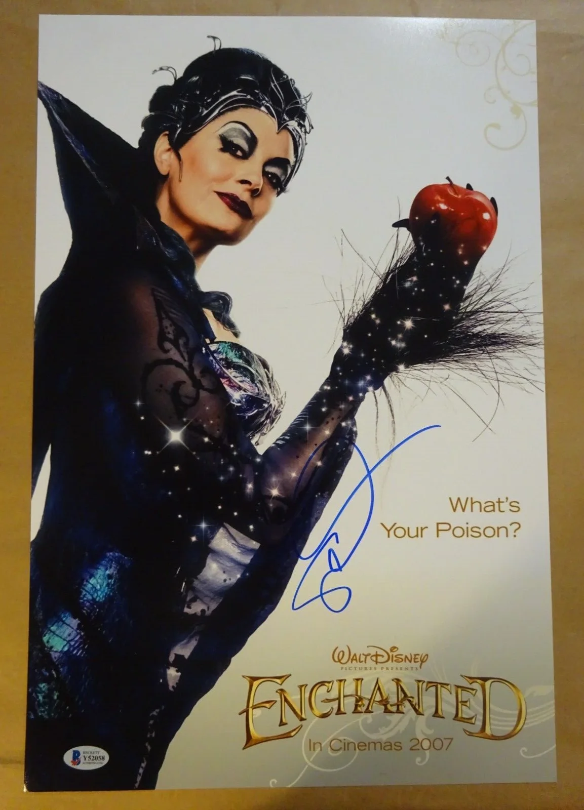 Susan Sarandon — Signed Susan Sarandon Autographed Enchanted 12"X18" Photo Beckett BAS COA, изображение 2