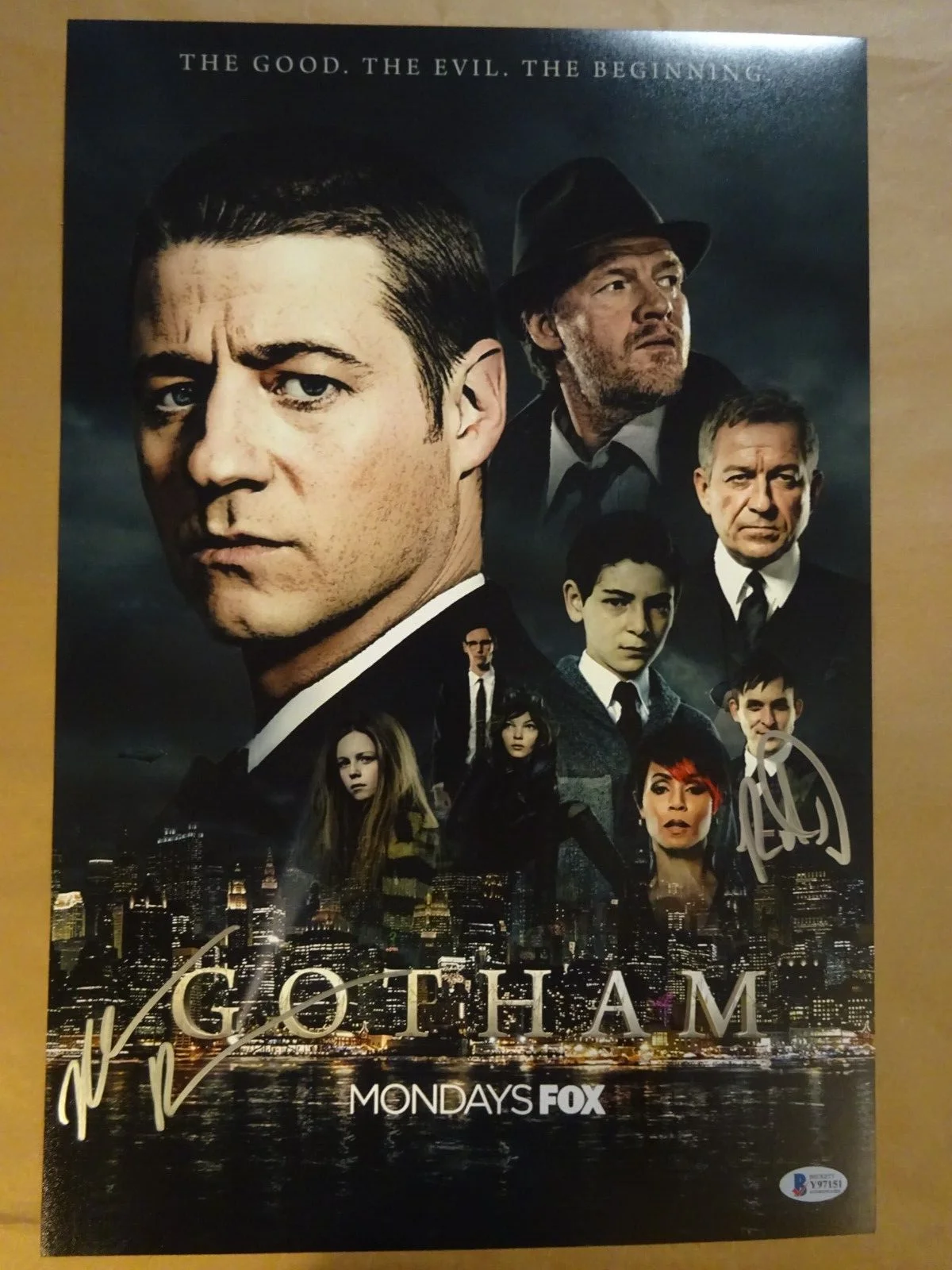 Robin Lord Taylor, Morena Baccarin — Gotham 12"x18" Photo Signed by Robin Lord Taylor & Morena Baccarin BAS COA, изображение 2