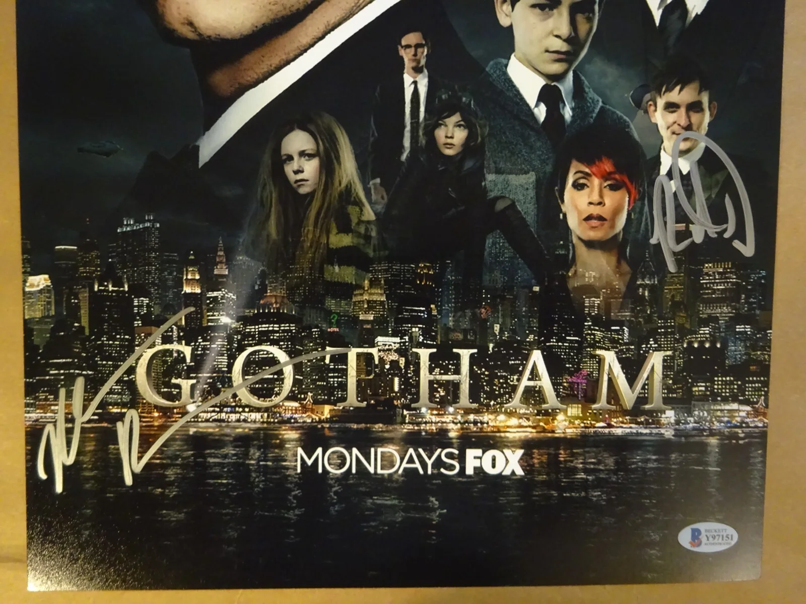 Robin Lord Taylor, Morena Baccarin — Gotham 12"x18" Photo Signed by Robin Lord Taylor & Morena Baccarin BAS COA, изображение 3